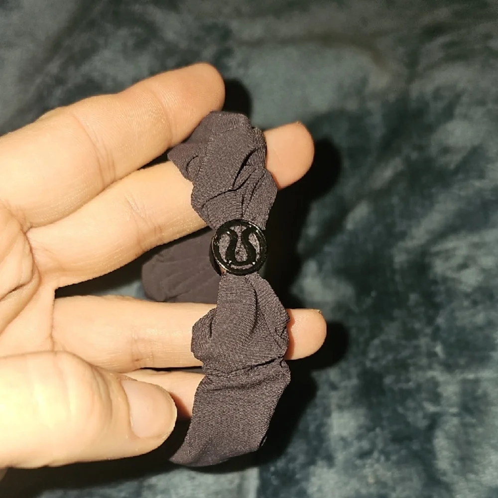 Lululemon Nwts Uplifting Scrunchie *Logo Charm! ARPR! Gunmetal!!